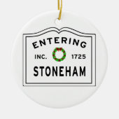 Eingang Massachusetts Stadt Stoneham Keramik Ornament (Vorne)