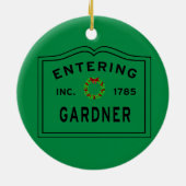 Eingang Stadt Massachusetts Gardner Keramik Ornament (Hinten)