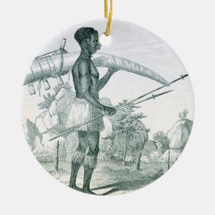 Eingeborener, der einen verzierten keramik ornament