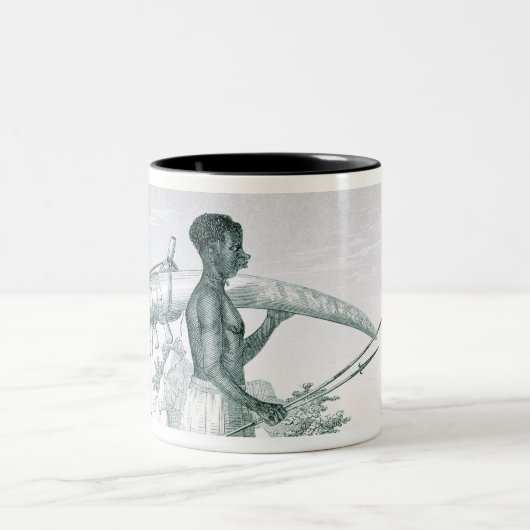 Eingeborener, der einen verzierten zweifarbige tasse (Mittel)