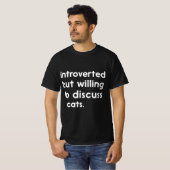 eingeführt, aber willens, über Katzen zu diskutier T-Shirt (Vorne ganz)