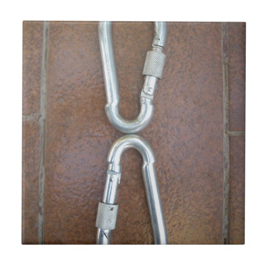 Eingeklemmt: Design der Stahlkarabiner-Verriegelun Fliese (Vorderseite)