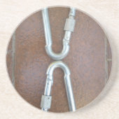 Eingeklemmt: Design der Stahlkarabiner-Verriegelun Getränkeuntersetzer (Vorne)