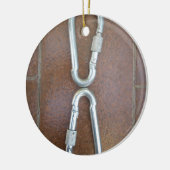 Eingeklemmt: Design der Stahlkarabiner-Verriegelun Keramik Ornament (Links)