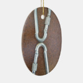 Eingeklemmt: Design der Stahlkarabiner-Verriegelun Keramikornament (Rechts)