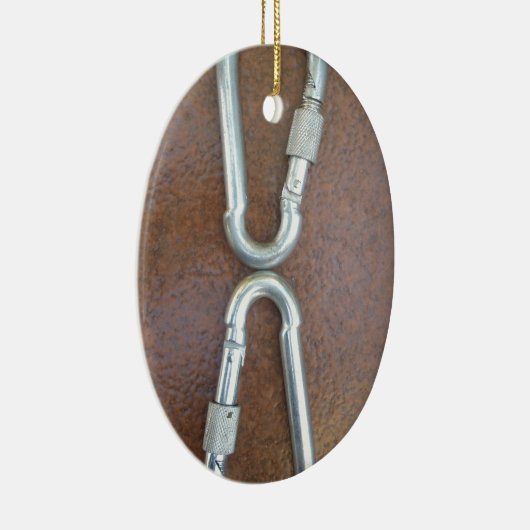 Eingeklemmt: Design der Stahlkarabiner-Verriegelun Keramikornament (Rechts)