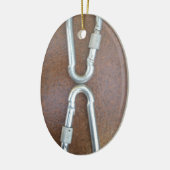 Eingeklemmt: Design der Stahlkarabiner-Verriegelun Keramikornament (Links)