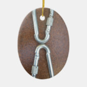 Eingeklemmt: Design der Stahlkarabiner-Verriegelun Keramikornament (Vorne)