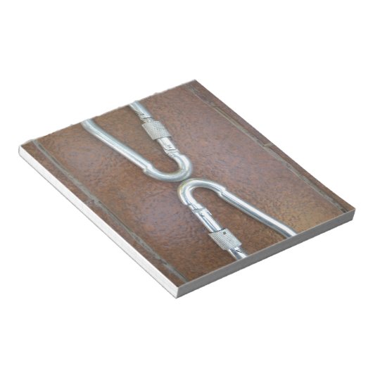 Eingeklemmt: Design der Stahlkarabiner-Verriegelun Notizblock (angewinkelt)