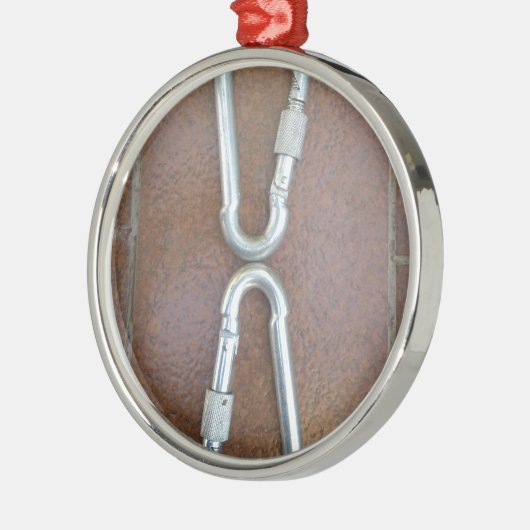 Eingeklemmt: Design der Stahlkarabiner-Verriegelun Ornament Aus Metall (Links)