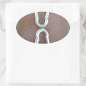 Eingeklemmt: Design der Stahlkarabiner-Verriegelun Ovaler Aufkleber (Tasche)