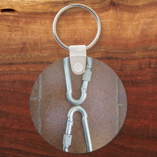 Eingeklemmt: Design der Stahlkarabiner-Verriegelun Schlüsselanhänger (Vorderseite)