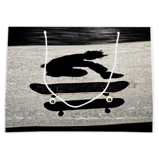 eingeschobenes Skateboard Große Geschenktüte (Vorderseite)