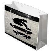 eingeschobenes Skateboard Große Geschenktüte (Rückseite Schrägansicht)