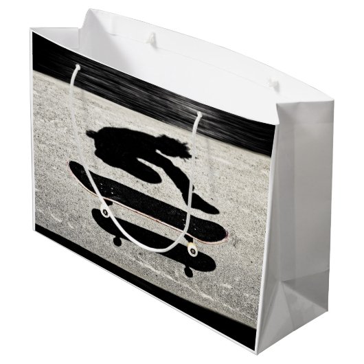 eingeschobenes Skateboard Große Geschenktüte (Rückseite Schrägansicht)