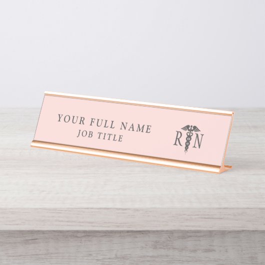 Eingetragene Krankenschwester Blush Pink Medical C Schreibtischnamensplakette (Vorderseite )