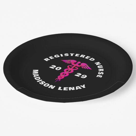 Eingetragener Krankenpfleger Abschluss Rosa Schwar Pappteller (Schrägansicht)