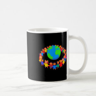 Einheit in der Welt - Kinder, die Handschuhe halte Kaffeetasse