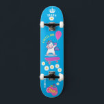 Einhorn auf Skateboard mit personalisierten Bildun<br><div class="desc">Einhorn Personalisiert Skateboard KLICKEN SIE AUF PERSONALISIEREN SIE DIE VORLAGENOPTION UND GEBEN SIE DEN NAMEN EIN. Cooles Skateboard in lebhaften Farben und für den Hintergrund und ein funky Einhorn auf einem Skateboard. Dieses Skateboard ist eine tolle Geschenkidee für einen Einhornliebhaber.</div>