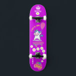 Einhorn auf Skateboard mit personalisierten Bildun<br><div class="desc">Einhorn Personalisiert Skateboard KLICKEN SIE AUF PERSONALISIEREN SIE DIE VORLAGENOPTION UND GEBEN SIE DEN NAMEN EIN. Cooles Skateboard in lebhaften Farben und für den Hintergrund und ein funky Einhorn auf einem Skateboard. Dieses Skateboard ist eine tolle Geschenkidee für einen Einhornliebhaber.</div>
