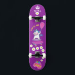 Einhorn auf Skateboard mit personalisierten Bildun<br><div class="desc">Unicorn auf Skateboard mit personalisierten Bildunterschriften Unicorn Personalisiert Skateboard KLICKEN Sie auf PERSONALISIEREN TEMPLATE OPTION UND geben Sie den Namen. Cooles Skateboard in lebhaften Farben und für den Hintergrund und ein funky Einhorn auf einem Skateboard. Dieses Skateboard ist eine tolle Geschenkidee für einen Einhornliebhaber.</div>