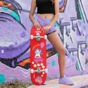 Einhorn auf Skateboard mit personalisierten Bildun