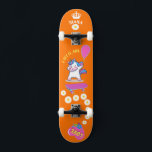 Einhorn auf Skateboard mit personalisierten Bildun<br><div class="desc">Unicorn auf Skateboard mit personalisierten Bildunterschriften Unicorn Personalisiert Skateboard KLICKEN Sie auf PERSONALISIEREN TEMPLATE OPTION UND geben Sie den Namen. Cooles Skateboard in lebhaften Farben und für den Hintergrund und ein funky Einhorn auf einem Skateboard. Dieses Skateboard ist eine tolle Geschenkidee für einen Einhornliebhaber.</div>