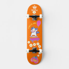 Einhorn auf Skateboard mit personalisierten Bildun