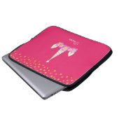 Einhorn, Blume und goldene Konfetti auf rosa Laptopschutzhülle (Vorne Knopf)