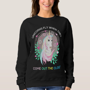 Einhorn fliegt, wenn sie aus dem geschlossenen Ein Sweatshirt
