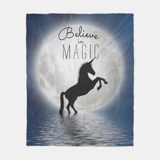 Einhorn im Mondlicht | Glaube an Magie Fleecedecke (Vorderseite)