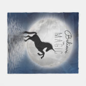 Einhorn im Mondlicht | Glaube an Magie Fleecedecke (Vorderseite (Horizontal))