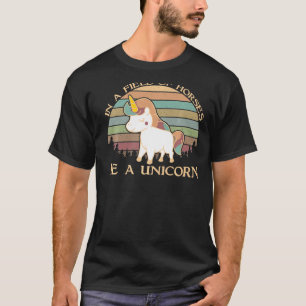 Einhorn in einem Pferdefeld ist ein EinhornMagie v T-Shirt