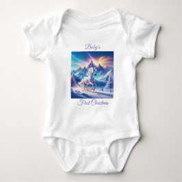 Einhorn in majestätischen, schneebedeckten Bergen Baby Strampler