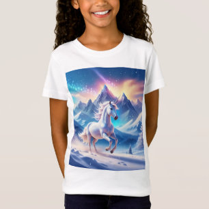 Einhorn in majestätischen, schneebedeckten Bergen T-Shirt
