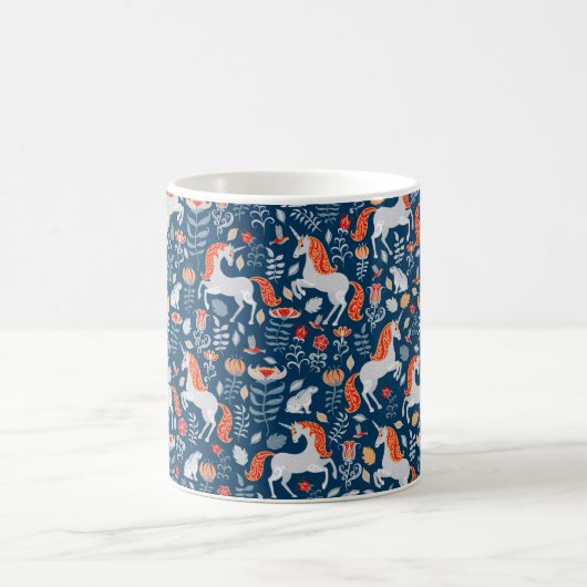 Einhorn, Kaninchen, Vögel, Blume auf blauem Unterg Kaffeetasse (Mittel)