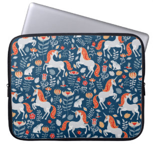 Einhorn, Kaninchen, Vögel, Blume auf blauem Unterg Laptopschutzhülle