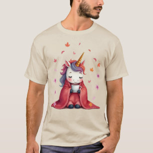 Einhorn kuschelt in Decke gehüllt beim Kaffeetrink T-Shirt
