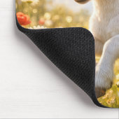 Einhorn läuft auf einem Feld mit Wildblumen Mousepad (Ecke)