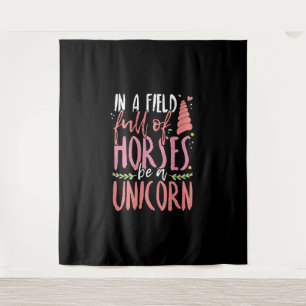 Einhorn Lover in einem Pferdefeld als Einhorn Wandteppich