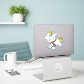 Einhorn mit Scarf, Niedliches Einhorn, Kleines Ein Aufkleber (Laptop auf Schreibtisch)