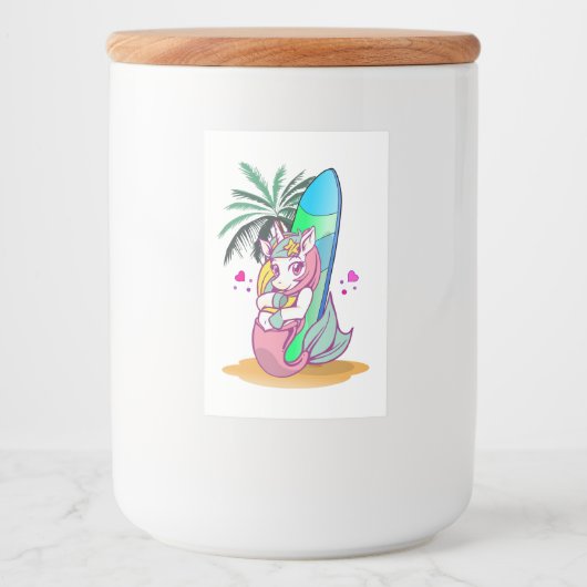 Einhorn mit Surfbrett am Strand Lebensmitteletikett (Vorderseite)