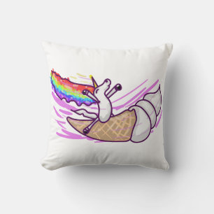 Einhorn Regenbogen fahrend auf einer Eistüte Kissen