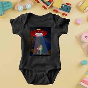 Einhorn unter UFO-Regenbogenbeam bei Nacht Baby Strampler