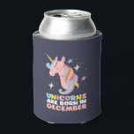 Einhörner sind im Dezember Geboren. Funny Birthday Dosenkühler<br><div class="desc">Niedliche Geburtstag Geschenk für die geborenen im Dezember und Liebe einhorn. Niedliches und farbenfrohes Bild dieses majestätischen Tieres mit Glitzer- und Regenbogenfarbe. Wenn Einhorn Ihr Geiststier ist,  ist dies perfekt für Sie. Die Hintergrundfarbe kann auf die gewünschte Farbe angepasst werden.</div>