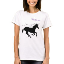 Einhornmagie glaubt das T-Shirt der Schwarzen Frau