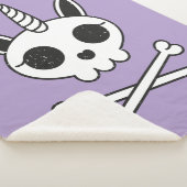 Einhornschädel und Kreuzknochen Sherpadecke (3/4)