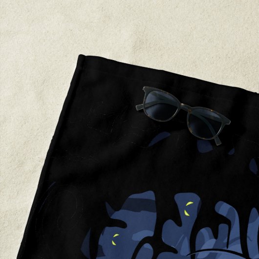 Einhornschwarze Magic Fairy im Dunklen Wald Strandtuch (Beispiel)