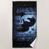 Einhornschwarze Magic Fairy im Dunklen Wald Strandtuch (Vorderseite)