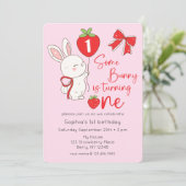 Einige Bunny 1. Geburtstag Foto Einladung (Stehend Vorderseite)